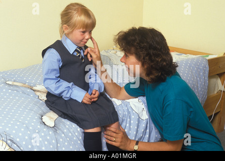 Mutter Tochter an ihrem ersten Tag in der Schule fördern Stockfoto