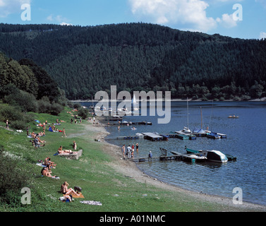 Rurstausee Schwammenauel Rurtalsperre, Menschen am Baden, Simmerath-Nationalpark, Naturpark Nordeifel (Deutsch-Belgischer), Nordrhein-Westfalen Stockfoto