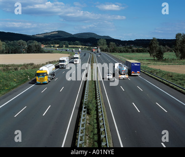 Deutschland, Niedersachsen, Wesergebirges, Naturpark Weserbergland Schaumburg-Hameln, Autobahn A2, Autobahn, LKW, LKW, Pkw Stockfoto