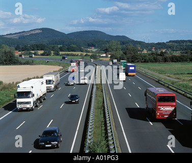 Deutschland, Niedersachsen, Wesergebirges, Naturpark Weserbergland Schaumburg-Hameln, Autobahn A2, Autobahn, LKW, LKW, Pkw Stockfoto