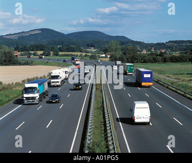 Deutschland, Niedersachsen, Wesergebirges, Naturpark Weserbergland Schaumburg-Hameln, Autobahn A2, Autobahn, LKW, LKW, Pkw Stockfoto