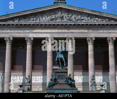 Saeulenreihe, Ionische Saeulen, Reiterdenkmal König Friedrich Wilhelm IV, Alte Nationalgalerie, Baustil Eines Tempels, Reiterstatue, Berlin Stockfoto