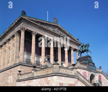 Saeulenreihe, Ionische Saeulen, Reiterdenkmal König Friedrich Wilhelm IV, Alte Nationalgalerie, Baustil Eines Tempels, Reiterstatue, Berlin Stockfoto