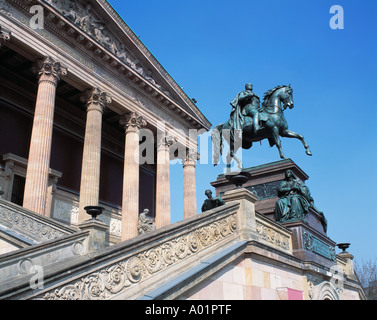 Saeulenreihe, Ionische Saeulen, Reiterdenkmal König Friedrich Wilhelm IV, Alte Nationalgalerie, Baustil Eines Tempels, Reiterstatue, Berlin Stockfoto