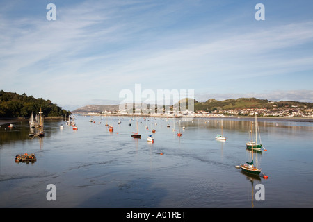 Blick auf Deganwy ankern Boote auf Afon Conwy Flussmündung Conwy North Wales UK Großbritannien Stockfoto