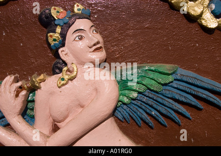 Ladakhi Stil Bas Relief weiblicher Vogel am Stupa Leh Ladakh Stockfoto