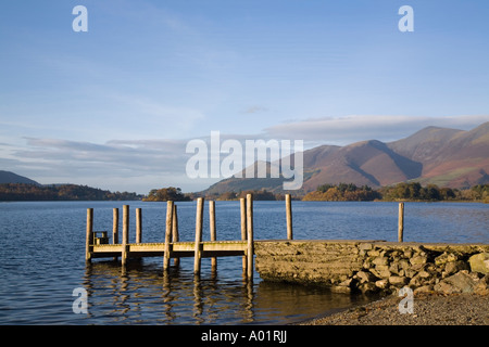 Holzsteg am Barrow Bay Landing Blick nach Norden zum Skiddaw auf Derwentwater im Lake District National Park Cumbria England UK Stockfoto