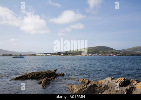 Blick über Meerenge in Knightstown auf Valentia Island vom "Ring of Kerry" Touristenroute Cahersiveen Co Kerry Irland Stockfoto