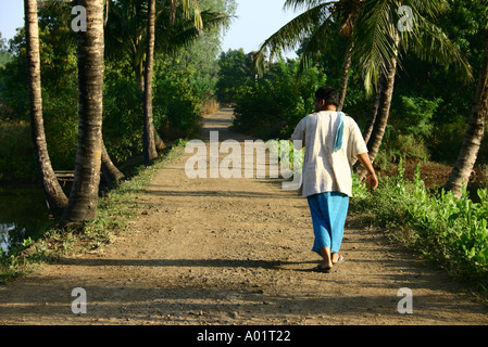 RSC048 indische Mann zu Fuß auf ländlichen Weg tragen Lungi und Weste Stockfoto