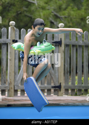 Junge in einen Pool springen Stockfoto