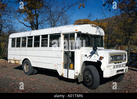 Old School Bus an der Seite einer Straße Stockfoto