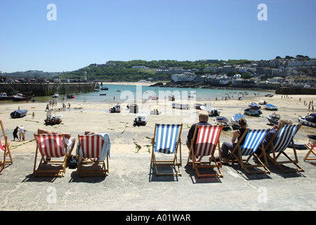 Liegestühlen rund um den Hafen von St. Ives, Cornwall Stockfoto