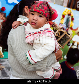 Mutter und junge niedlichen Kind verkleidet als Juan Diego am Tag der Jungfrau Festival Mexiko Stockfoto