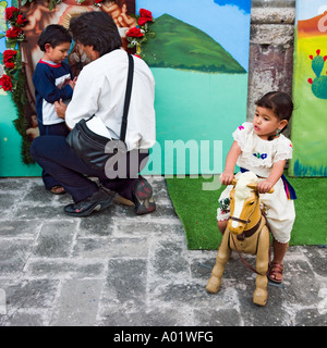 Junge Kinder vor der Jungfrau Guadalupe bei der Fiesta des Tages von The Virgin Mazatlan Mexiko fotografiert werden Stockfoto