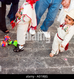 Junge Kinder, verkleidet als Juan Diego bei der Fiesta des Tages von The Virgin Mazatlan Sinaloa Mexiko Stockfoto