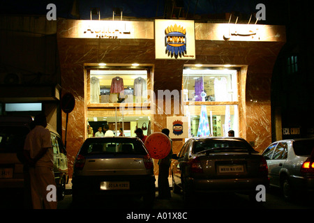 Fenster "" Ajmal Parfüm Shop Colaba mit zwei Autos bei Nacht Bombay jetzt Mumbai Maharastra Indien anzeigen Stockfoto