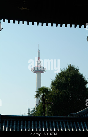 Kyoto-Tower und Dächer von Higashi Honganji Tempel. Kyoto, Kinki (Kansai) Region. Japan Stockfoto