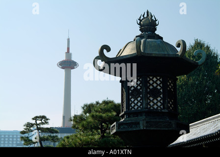 Kyoto-Tower und Laterne Higashi Honganji Tempel. Kyoto, Kinki (Kansai) Region. Japan Stockfoto