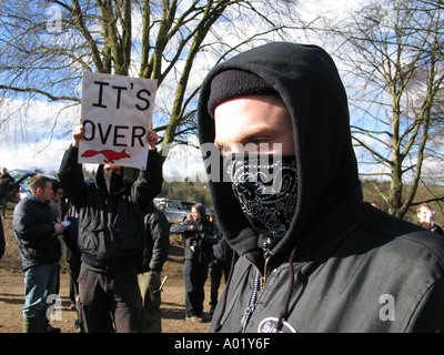 ANTI-JAGD-SABOTEURE BEI ERFÜLLEN DER ALTEN SURREY JAGD IM JAHR 2005 Stockfoto