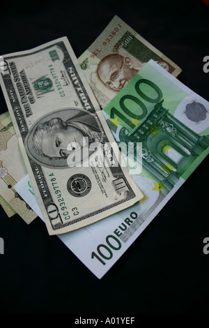 Geld macht U.S. Dollar und Euro Währung Papiergeld zu finanzieren Stockfoto