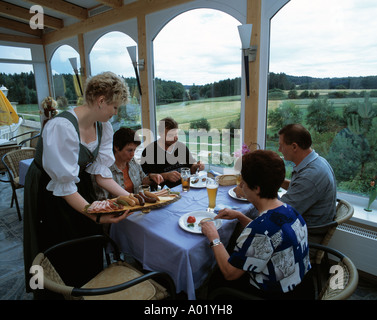 D-Birgland-Schwend, fränkischen Jura, Oberpfalz, Bayern, Gästehaus Anni, Wintergarten, Gäste im Restaurant, Kellnerin Stockfoto