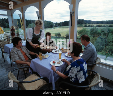 D-Birgland-Schwend, fränkischen Jura, Oberpfalz, Bayern, Gästehaus Anni, Wintergarten, Gäste im Restaurant, Kellnerin Stockfoto