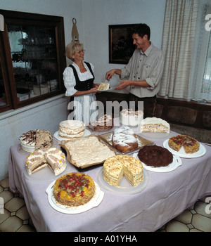 D-Birgland-Schwend, fränkischen Jura, Oberpfalz, Bayern, Gästehaus Anni, Kellner, Schicht-Kuchen, Torte, Kuchenbuffet serviert Kuchen Stockfoto