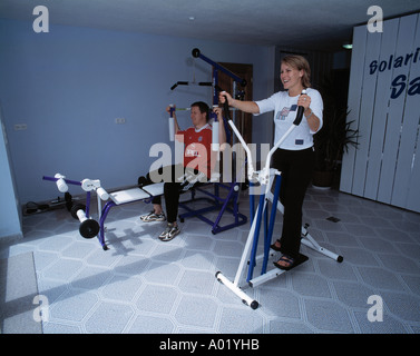 D-Birgland-Schwend, fränkischen Jura, Oberpfalz, Bayern, Gästehaus Anni, junger Mann, junge Frau, Bewegung, Raum, Fitness, Training, Gesundheit, Freizeit, Sport, bodybuilding Stockfoto