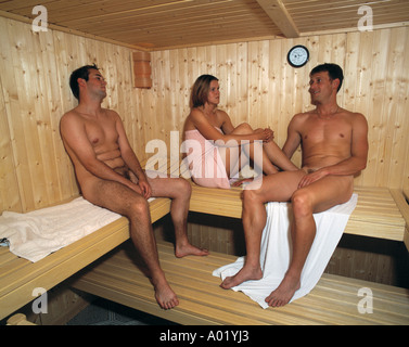 D-Birgland-Schwend, fränkischen Jura, Oberpfalz, Bayern, Gästehaus Anni, zwei junge Männer, junge Frau, Sauna, Körperkultur, Lifestyle, Entspannung, Wellness, Schwitzen, Gesundheitswesen Stockfoto