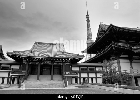 San'en-Zan Kodo-in Zojoji (Zojoji Tempel). Tokyo Tower auf Rückseite. Minato-Ku Bezirk. Tokyo. Japan. Stockfoto