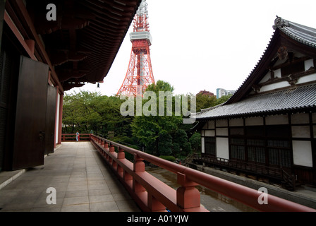 San'en-Zan Kodo-in Zojoji (Zojoji Tempel). Tokyo Tower auf Rückseite. Minato-Ku Bezirk. Tokyo. Japan. Stockfoto