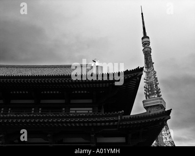 San'en-Zan Kodo-in Zojoji (Zojoji Tempel). Tokyo Tower auf Rückseite. Minato-Ku Bezirk. Tokyo. Japan. Stockfoto