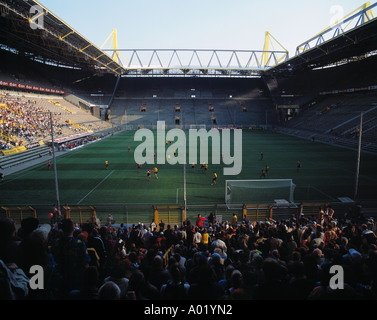 Fußball, Regionalliga Nord 2003/2004, Borussia Dortmund (A) vs. Wuppertaler SV 1:2, Westfalen Stadion, Zuschauer, Fans, kaum ein Zuschauer fast leeren Stadion Stockfoto