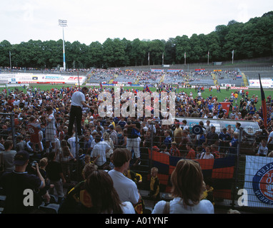 Fußball, Regionalliga Nord 2003/2004, SV Wuppertal gegen Werder Bremen (A) 1:0, Stadion bin Zoo, Zuschauer, Fans, Fans im vorderen Auf der Tribüne-fans feiern ihr Team und das Ende der saison Stockfoto