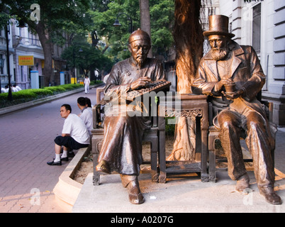 Bronzestatue von chinesischen und westlichen kolonialen Händler auf Shamian Insel in Guangzhou China Stockfoto