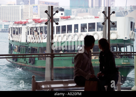 Passagiere warten auf neue Star Ferry Piers in Hong Kong Stockfoto
