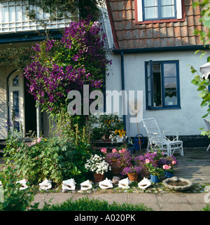 Muscheln, kleine Terrasse mit Sommer blühende Töpfe vor der Einfassung weißen Haus Stockfoto