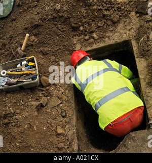 Wasser-Ingenieur Rohrbruch Wasser überprüfen. Kein Release erforderlich: Rückansicht Gesicht ausgeschnitten, also unkenntlich Stockfoto