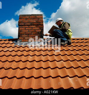 Dach Dachdecker legt Fliesen auf ein neues Haus. Stockfoto