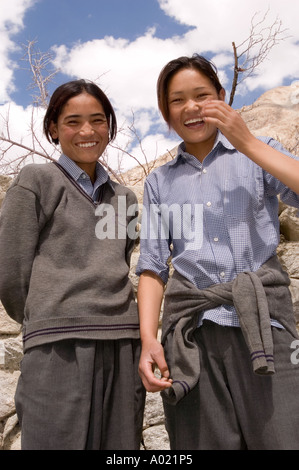 Porträt zweier lächelnder Schulmädchen in Uniform, die in Nubra Valley, Ladakh, Indien, in die Kamera schauen. Stockfoto