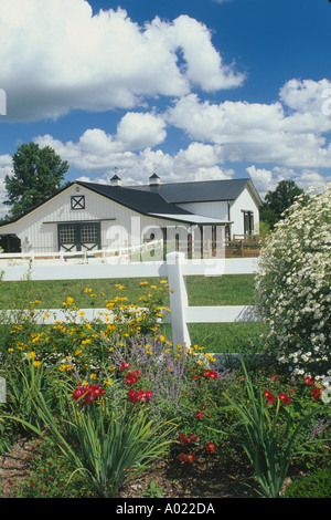 Malerische weisse Scheune und Garten mit eingezäunten Koppel auf kleinen ländlichen horse farm, Missouri, USA Stockfoto