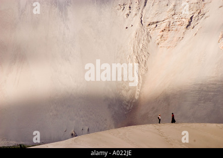 Hohe Wüstensanddünen im Nubra Valley zwischen Diskit und Hunder Village, Ladakh, Indien. Zwei Menschen stehen auf einem riesigen Sandrücken. Stockfoto
