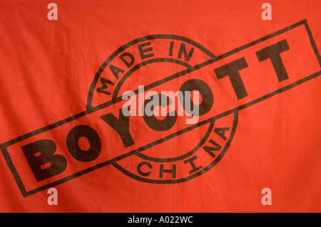 Boykott gemacht in China Flagge von tibetischen Flüchtlingen von Studenten für ein freies Tibet. Rote Flagge mit schwarzer Stempelgrafik. Stockfoto