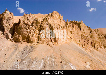 Mars mag roetlich sedimental Strukturen des Himalaya-Gebirge und tiefblauen Himmel auf dem strategischen Weg von Manali Leh Ladakh Indien Stockfoto