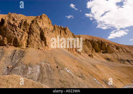 Mars mag roetlich sedimental Strukturen des Himalaya-Gebirge und tiefblauen Himmel auf dem strategischen Weg von Manali Leh Ladakh Indien Stockfoto