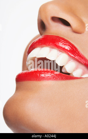 Frau trägt roten Lippenstift Stockfoto