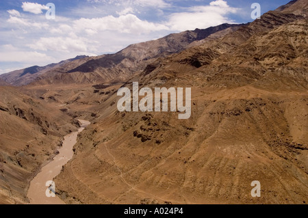 Aus der Vogelperspektive der gelben Schlucht des Indus, die durch die trockenen Berge in der Nähe von Leh, Ladakh, Kaschmir, Indien fließt. Stockfoto