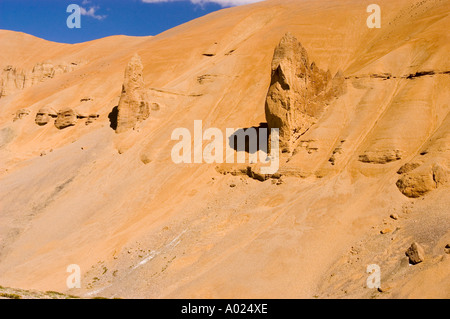 Mars mag roetlich sedimental Strukturen des Himalaya-Gebirge und tiefblauen Himmel auf dem strategischen Weg von Manali Leh Ladakh Indien Stockfoto