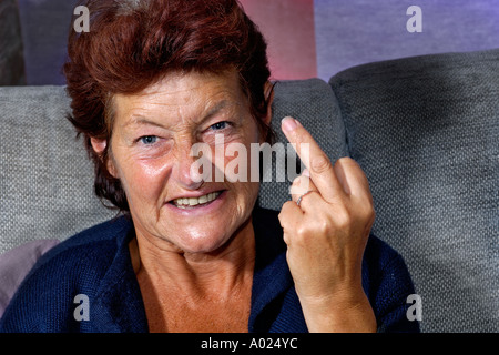 Wütend senior Frau den Stinkefinger. Stockfoto