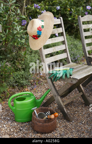 Gartengeräte und Stühle Stockfoto